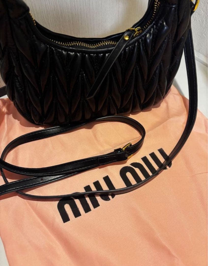 MIU MIU ブラック キルティング ハンドバッグ