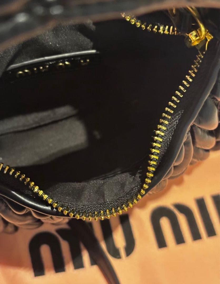 MIU MIU ブラック キルティング ハンドバッグ