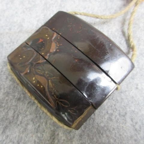 黒塗蒔絵荒波に岩鷹図印籠桃の根付 [B28159]