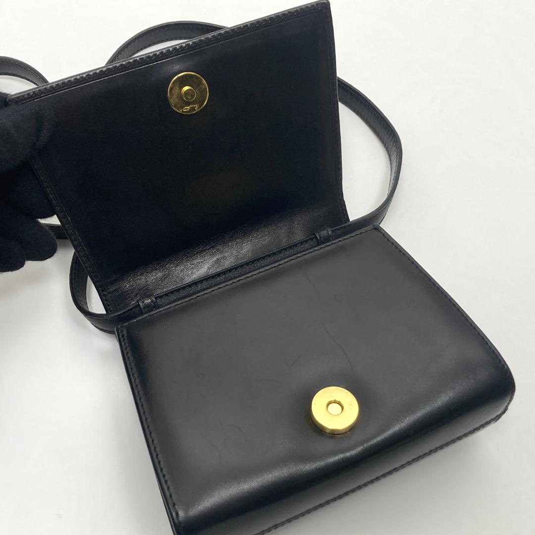 フェラガモ ヴァラリボン ミニショルダーバッグ ブラック ゴールド金具