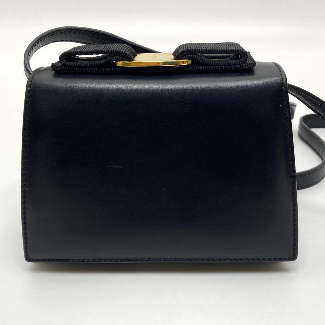フェラガモ ヴァラリボン ミニショルダーバッグ ブラック ゴールド金具