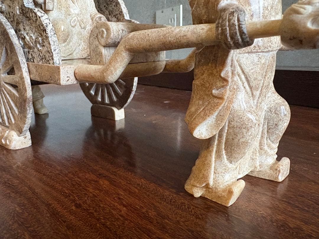 石？玉？の大きな中国的置物 皇帝車？