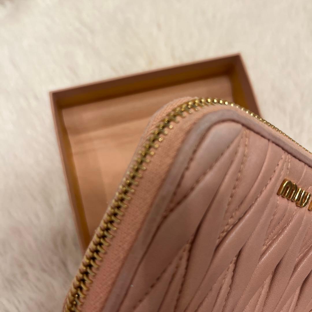 Miu Miu 折り財布 ピンクベージュ ケースマテラッセ
