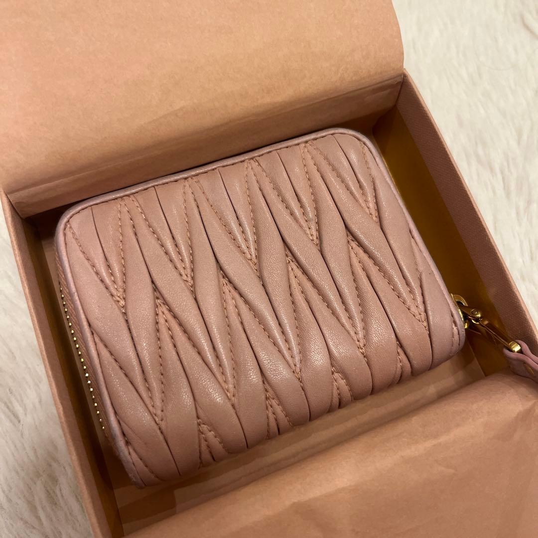 Miu Miu 折り財布 ピンクベージュ ケースマテラッセ