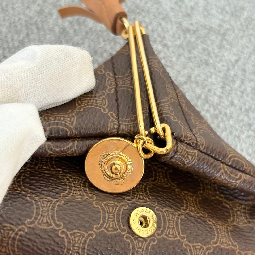 【美品】セリーヌ 三角ケース マカダム 馬車金具ブラウン小銭入れ 183