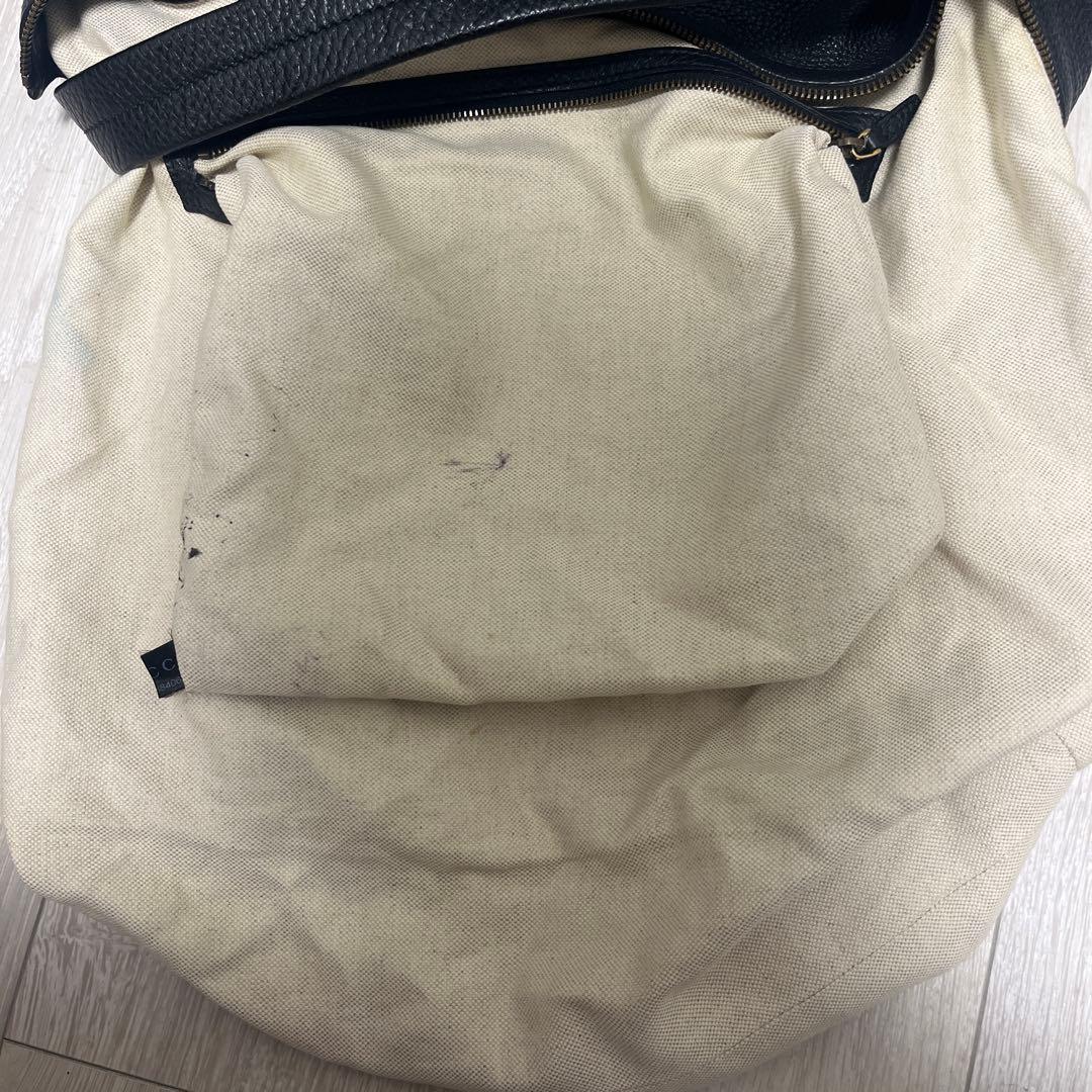 GUCCI ブラックバッグ　ノートPC入る大きさ　柔らかいレザーで使いやすい