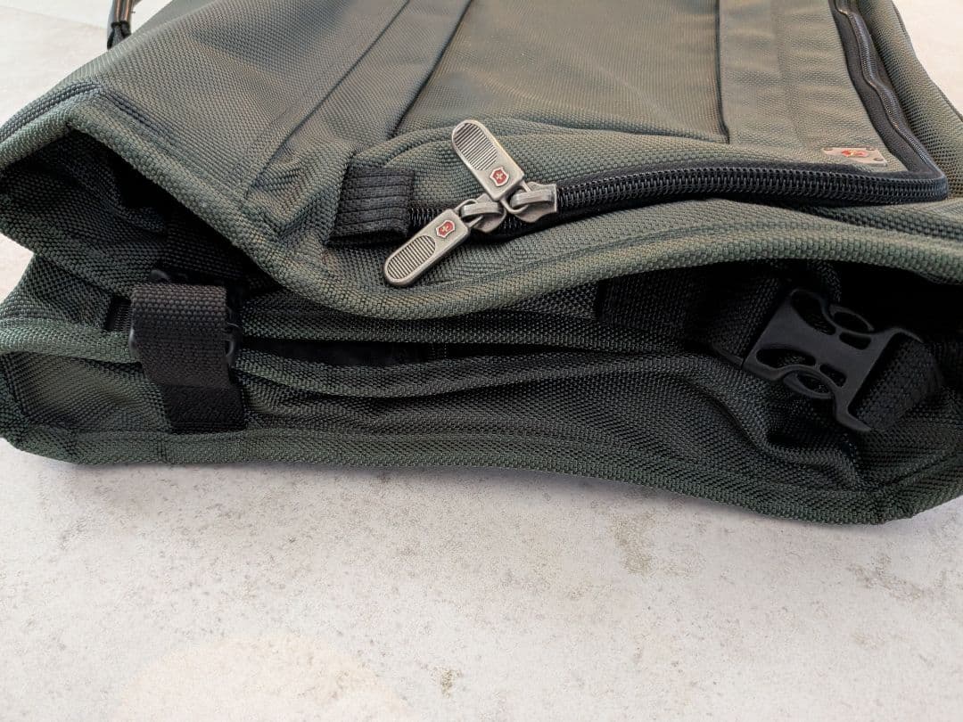 Victorinox ガーメントバッグ（カーキ色） Victorinox ガーメント