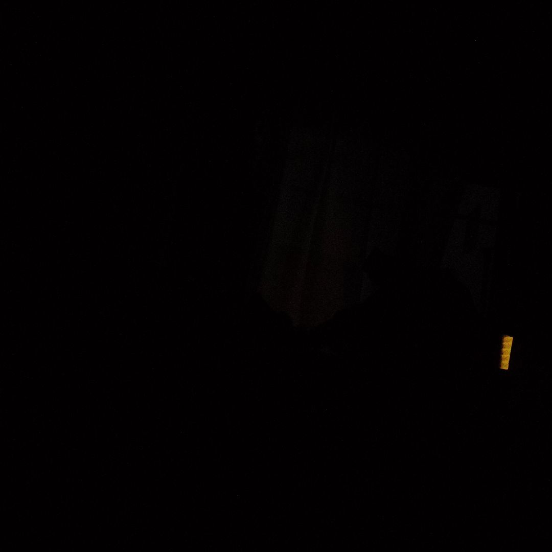 暗い色の光点があるピンバッジ