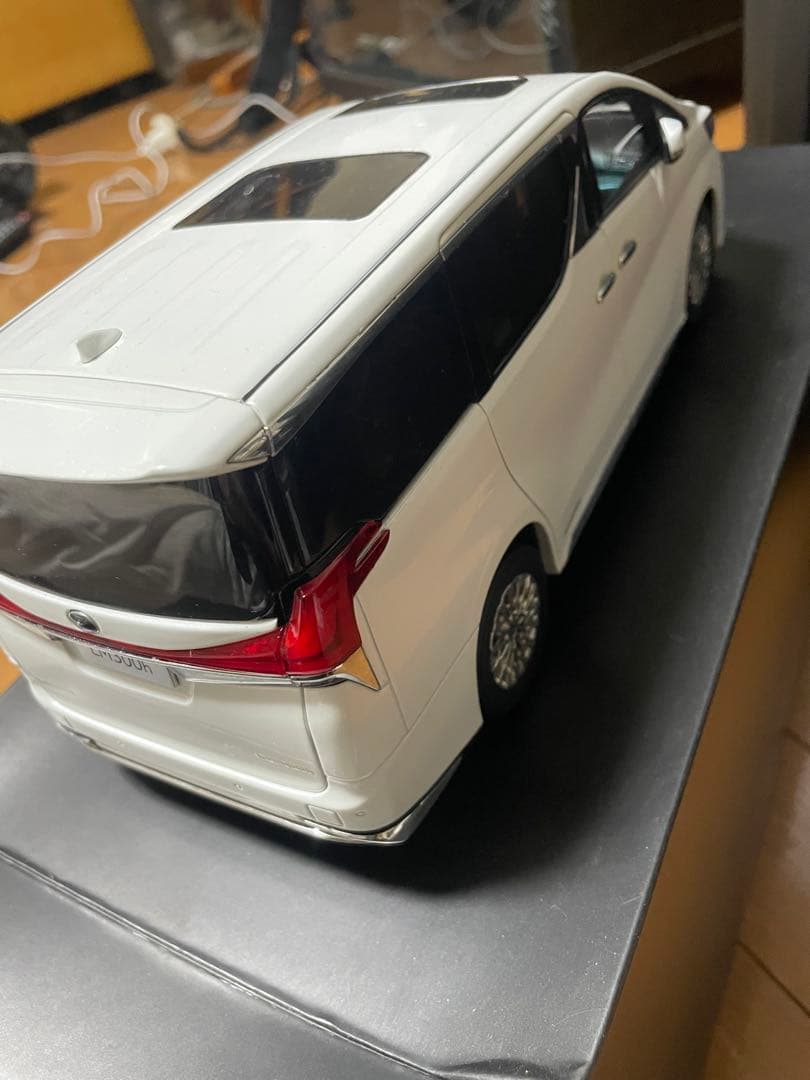 着払い1万円！LEXUS LM300h ホワイト ミニカー 1/43