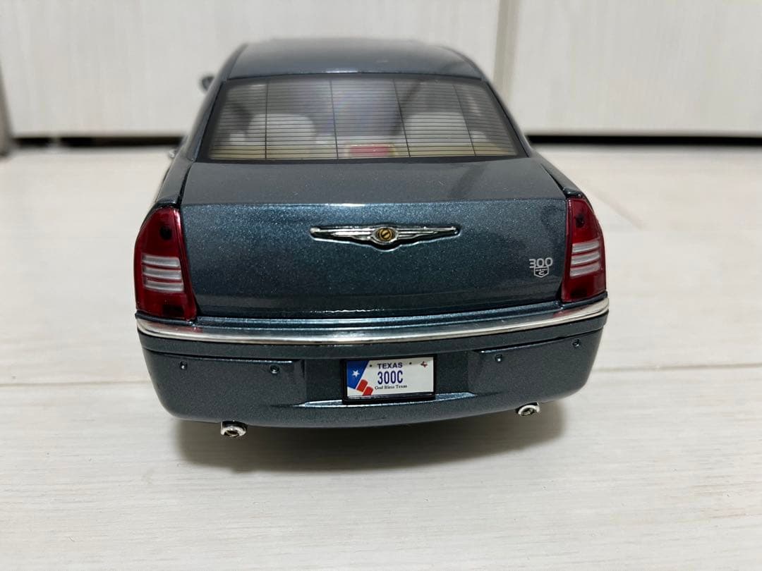 クライスラー300C 1:18スケール ダイキャストカー模型（精密モデル