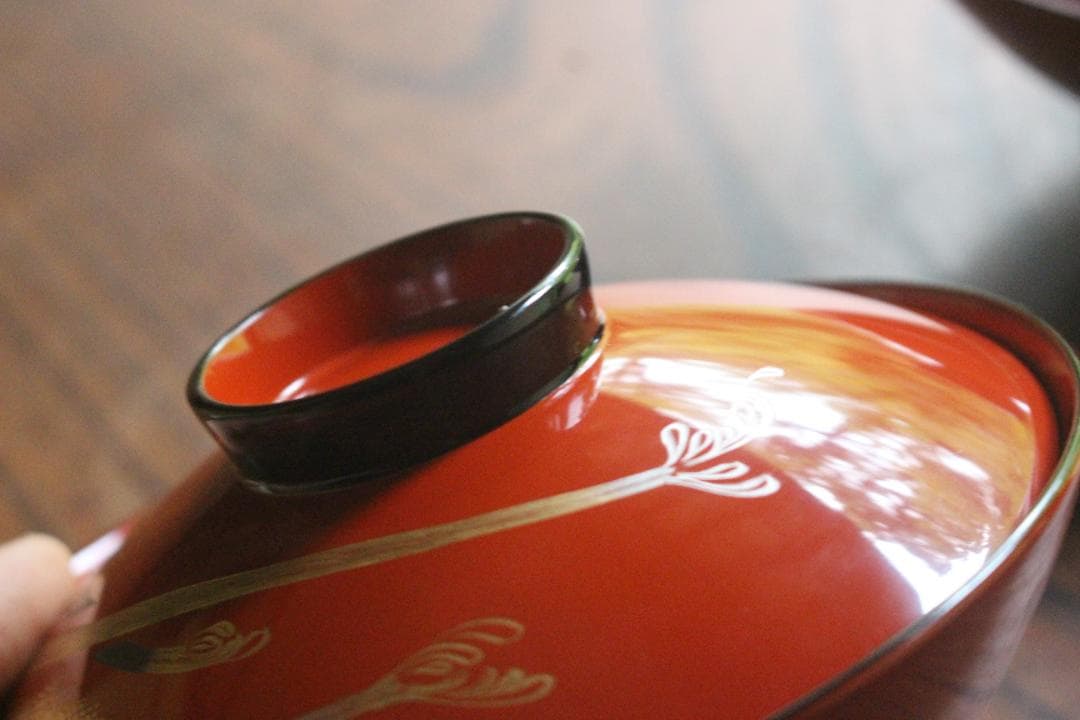 極上朱漆にモダン蕨沈金の映えるお椀2点（検輪島塗蒔絵椀雑煮椀 モダン