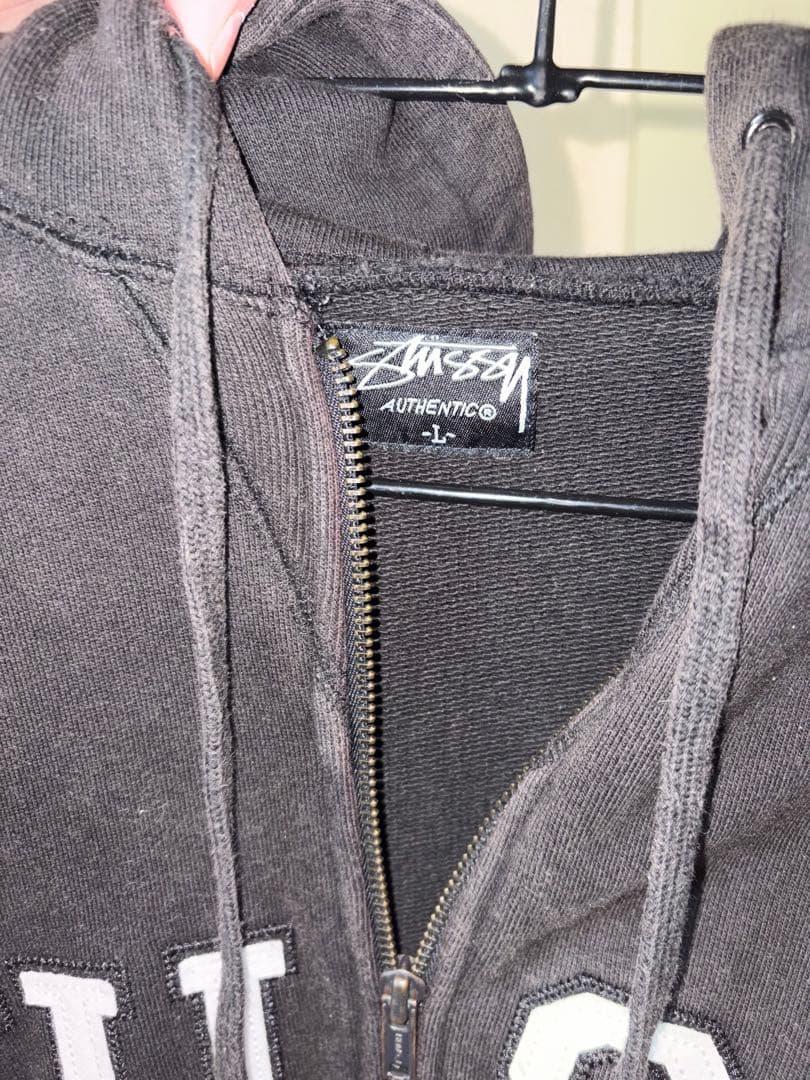 STUSSY ブラック ジップアップパーカー