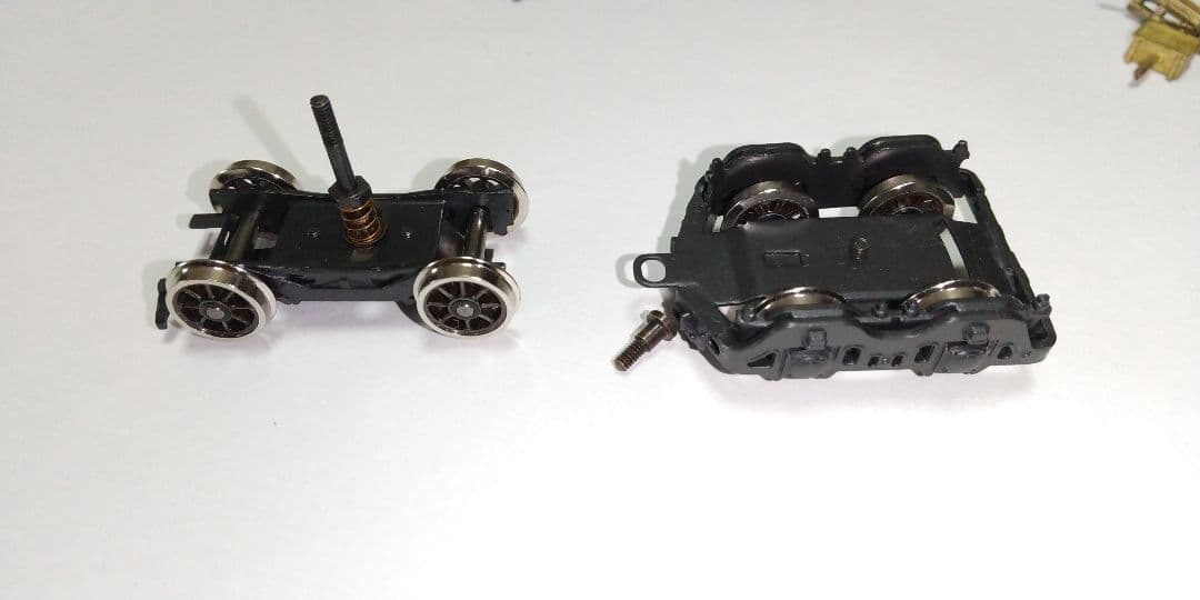 二軸先台車、二軸従台車、テンダー台車、他パーツ。 鉄道模型、HOゲージ。