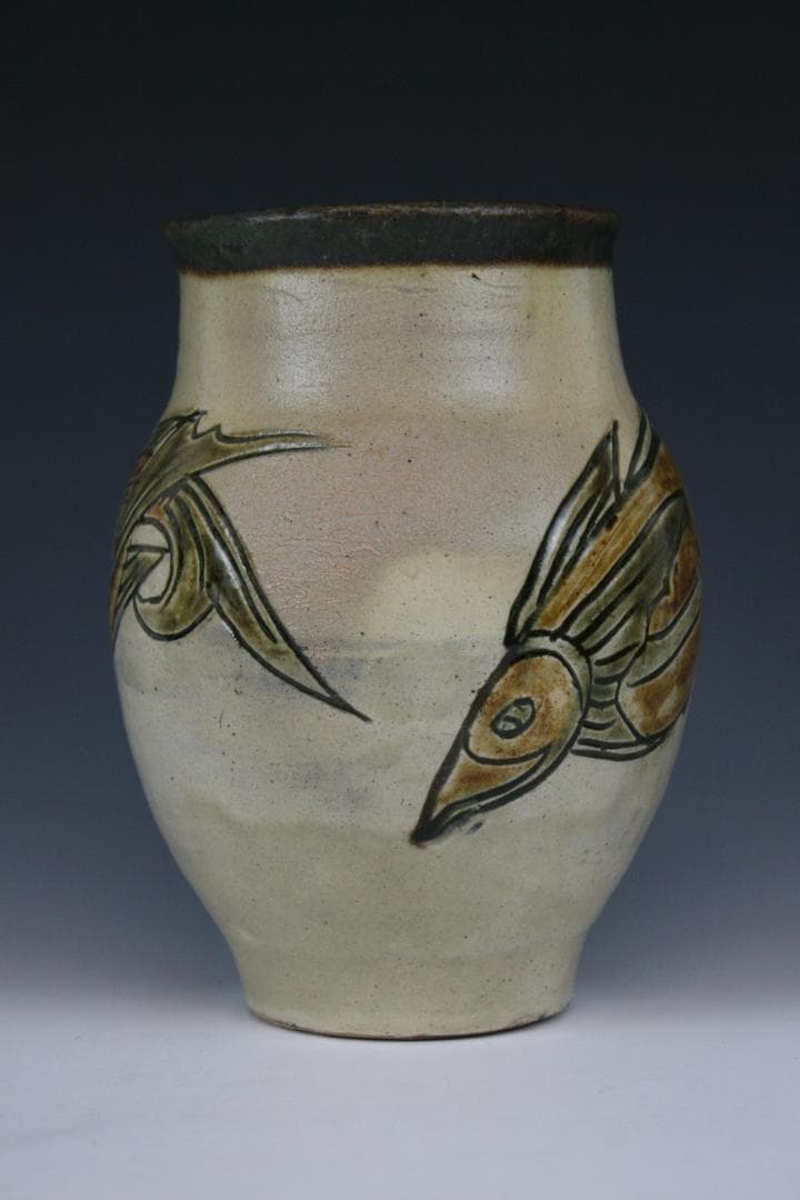 壺屋焼 人間国宝 金城次郎 作　魚文広花瓶