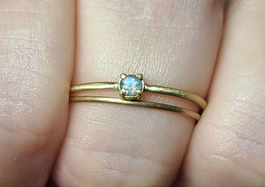 1本でも重ねづけにも可愛いです!!18金プレーンリング、マット加工 1本