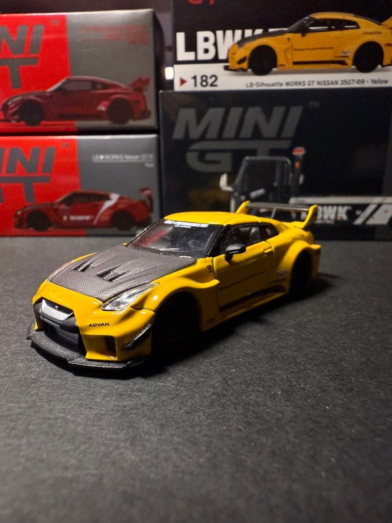 MINI GT LBWK 積載車と3台セット　追加でフィギュア