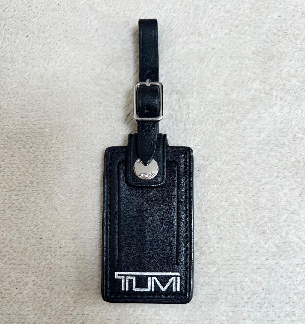 新品未使用 トゥミ ビジネスバッグ ネームタグ チャーム レザー
