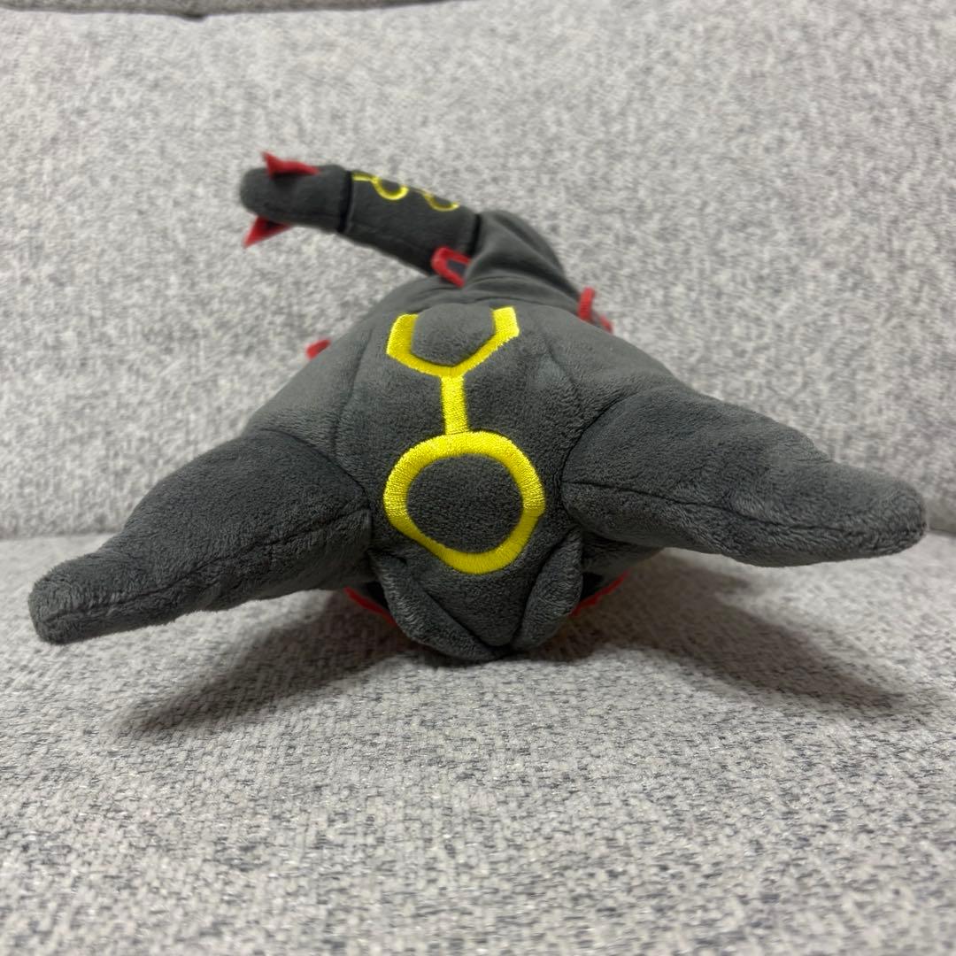 ポケモン 黒いレックウザのポンチョをきたピカチュウ ぬいぐるみ