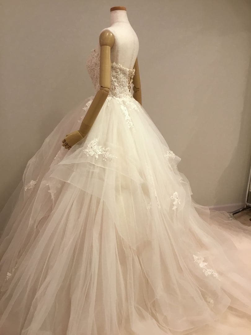 YNS WEDDINGウェディングドレス フリル付きプリンセスライン