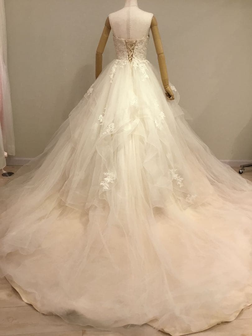 YNS WEDDINGウェディングドレス フリル付きプリンセスライン