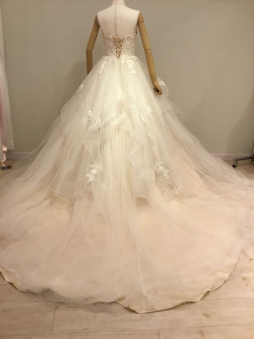 YNS WEDDINGウェディングドレス フリル付きプリンセスライン