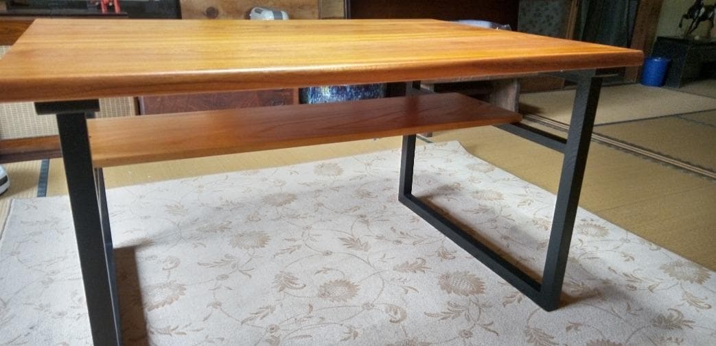 ダイニングテーブル けやきの無垢材使用