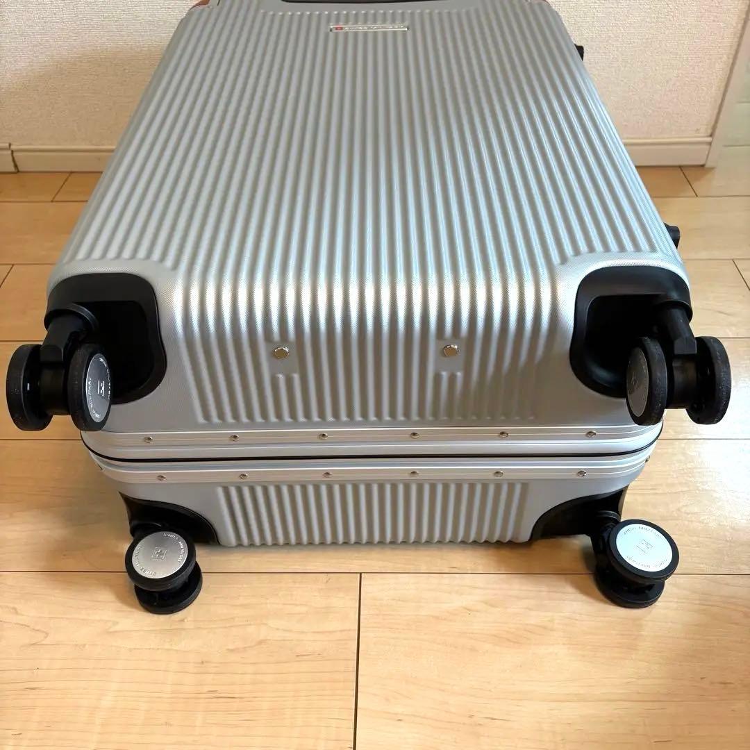 SWISS MILITARY 24IN 64L プレミアムスーツケース 64L ロゴ 航空会社