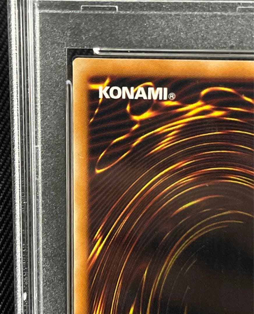 遊戯王　真紅眼の黒竜　レリーフ　アルティメットレア　PSA10