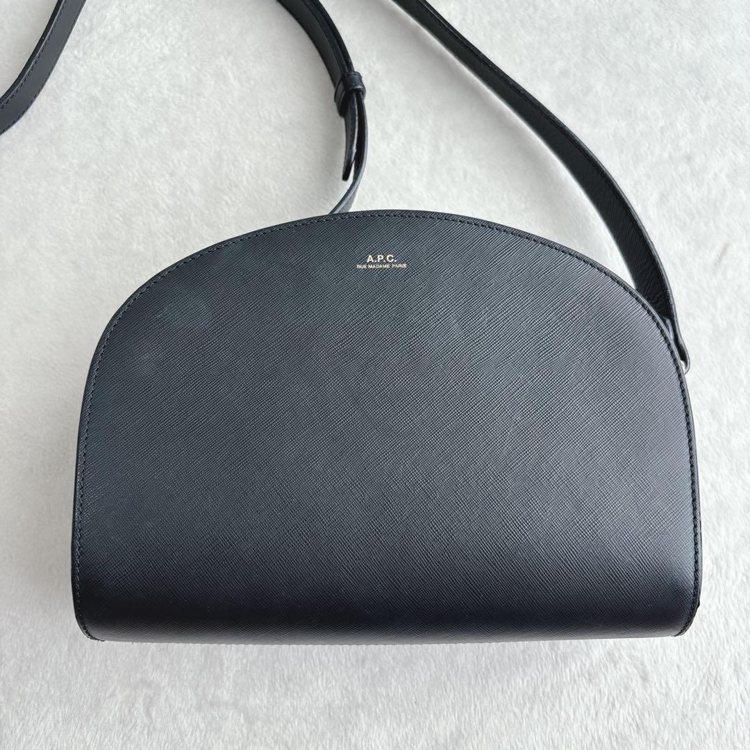 【美品】アーペーセー　ショルダーバッグ　ハーフムーン　サフィアーノ　黒
