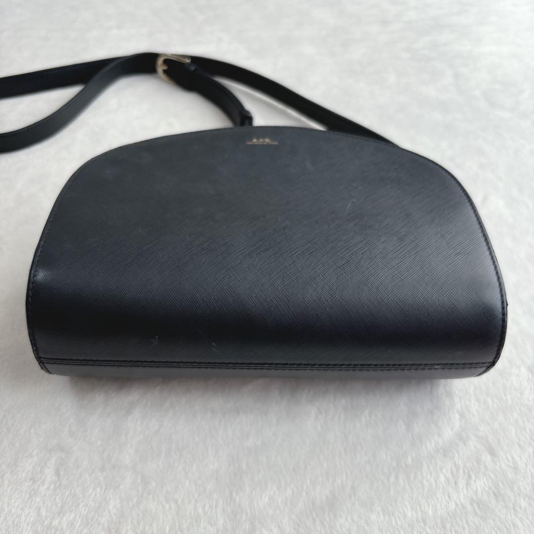 【美品】アーペーセー　ショルダーバッグ　ハーフムーン　サフィアーノ　黒