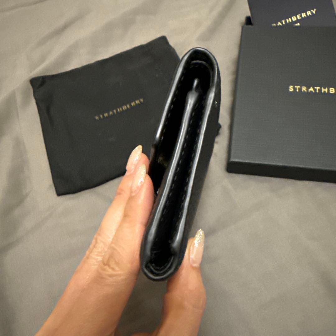 なこ様ご購入用☆STRATHBERRY ブラック 二つ折り財布 - メルカリ