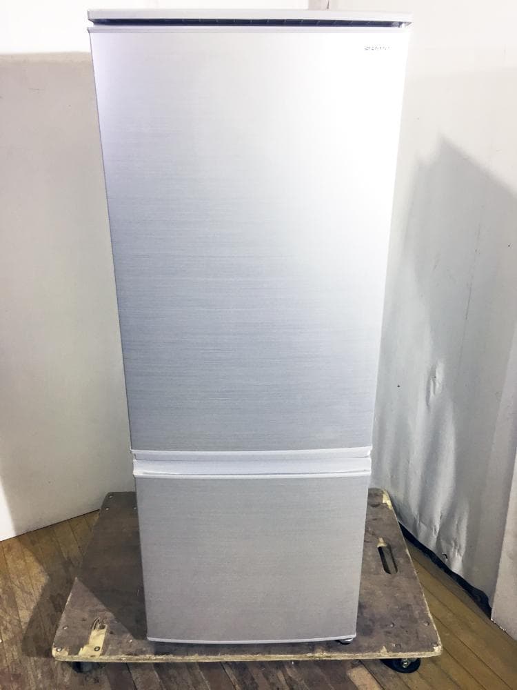 玄関前SHARP 167L 冷蔵庫【SJ-D17D-S】E4AO