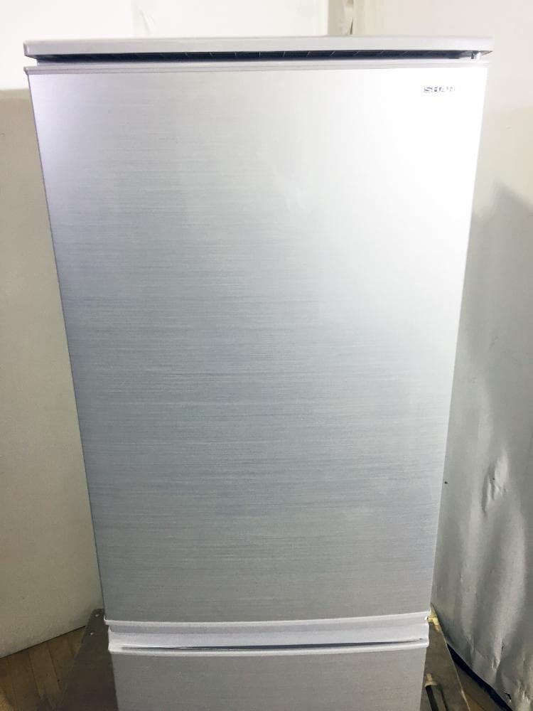 玄関前SHARP 167L 冷蔵庫【SJ-D17D-S】E4AO