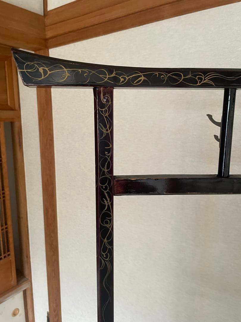 漆塗り 黒の木製衣桁 花の絵柄付き 着物掛け 着物ハンガー 衣桁 骨董品