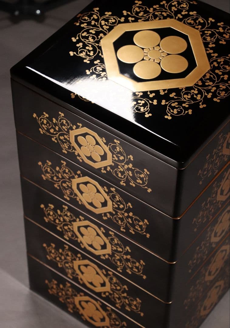 M486 輪島塗 八重門彦助 梅鉢家紋 蔦 宝尽くし金蒔絵 黒塗五段重