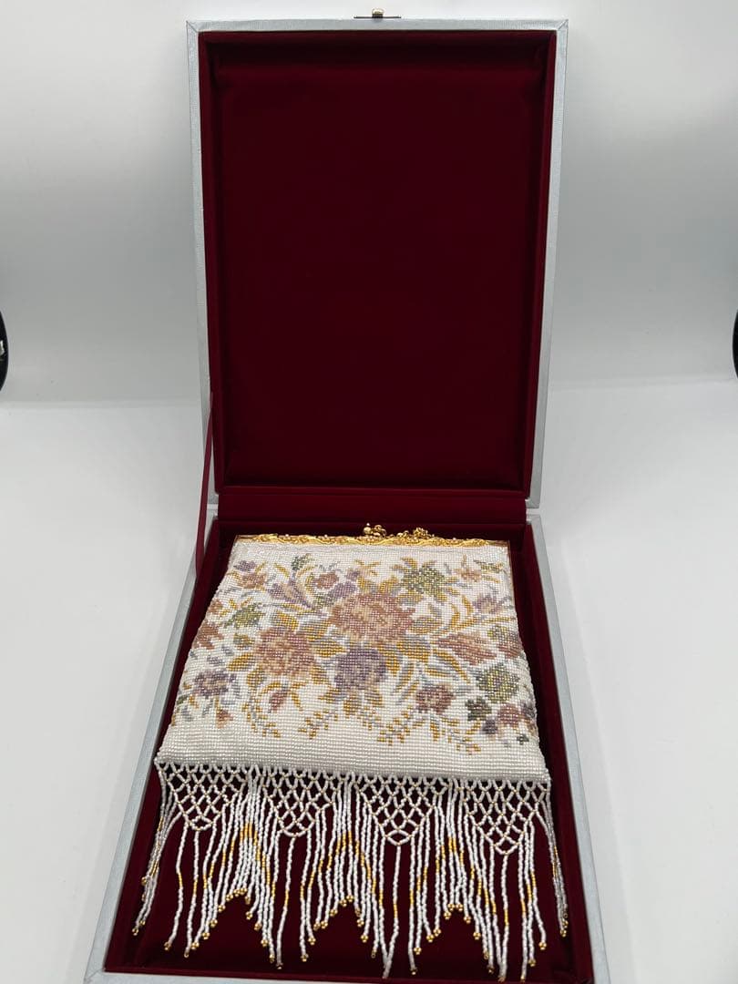 総ビーズ ハンドバッグ ホワイト ゴールドチェーン