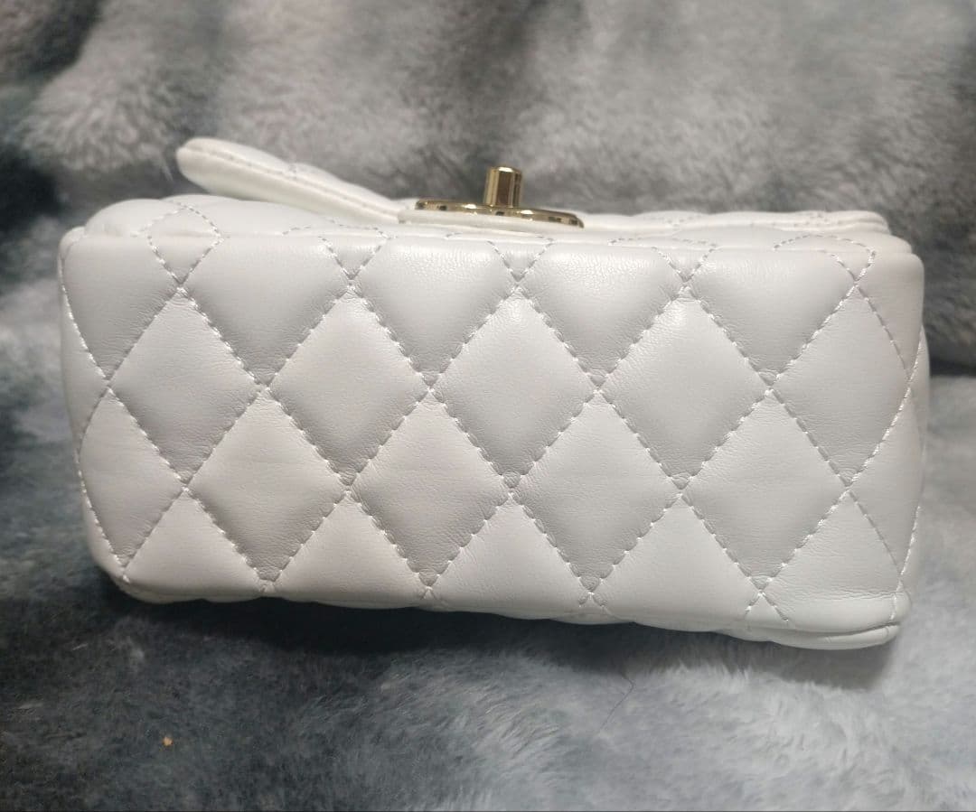 【タイムセール】CHANELノベルティ ホワイト キルティング ショルダーバッグ