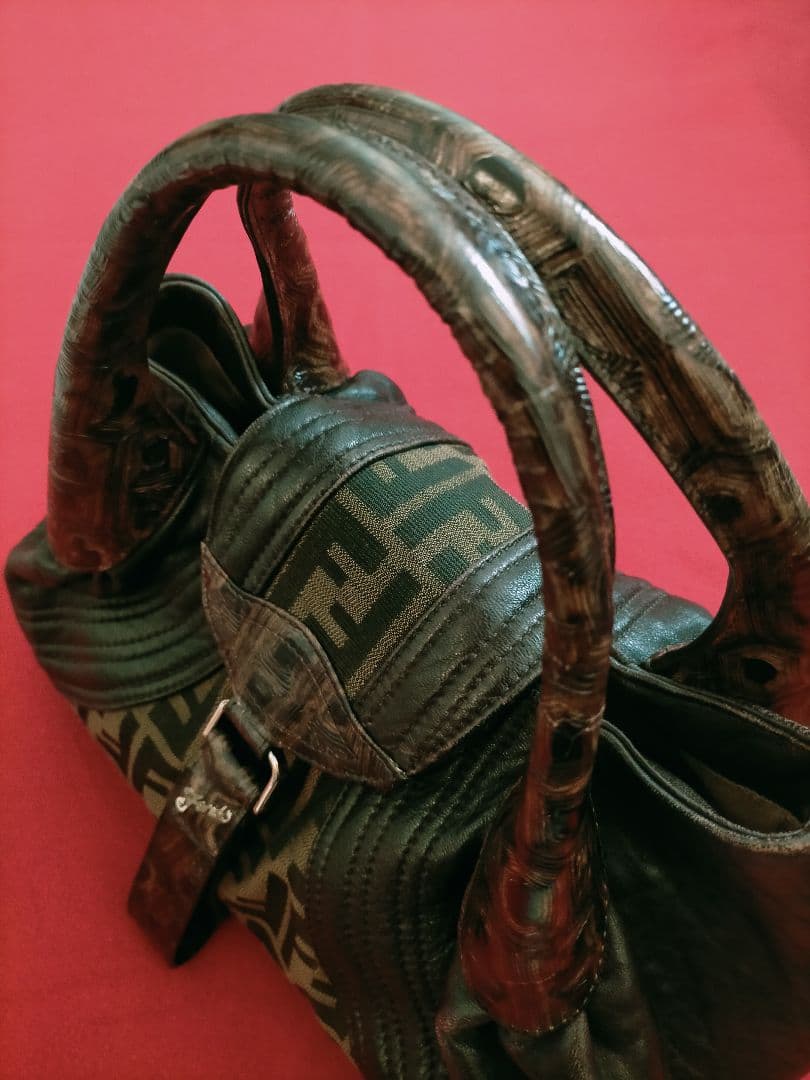 FENDI フェンディ ズッカ柄のスパイバッグ