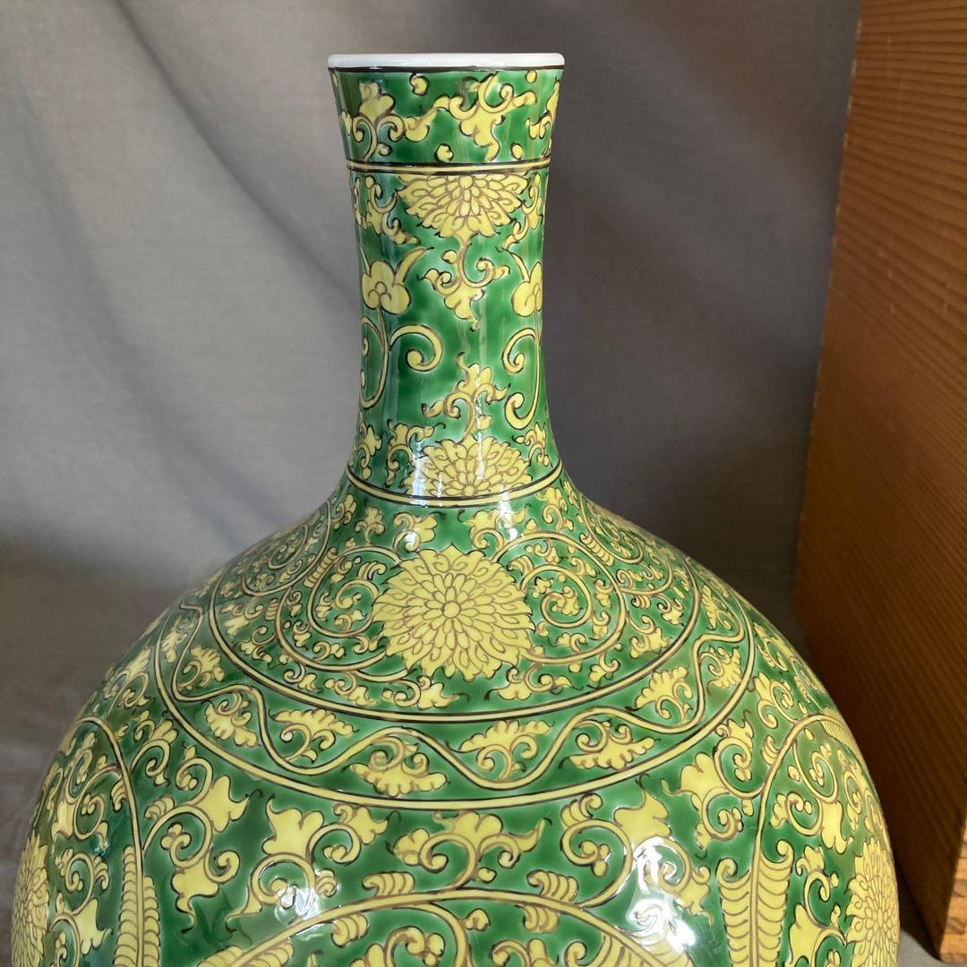 【源右衛門】古伊万里の伝統　日本の名窯　舘林源右衛門作　黄緑彩兜唐草文　大花瓶