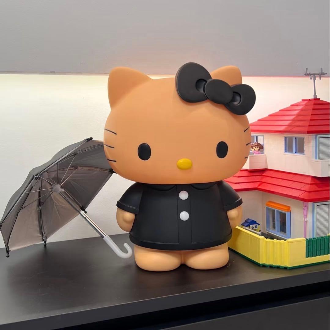 ハローキティ 黒いコート PVC貯金箱