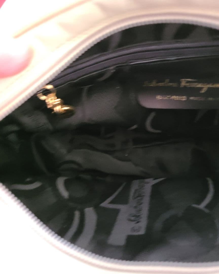 Salvatore Ferragamoショルダーバッグ 『 美品』グレージュ