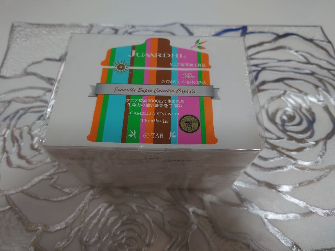 花模様の碧い陶器（高さ約50cm、横約25cm）