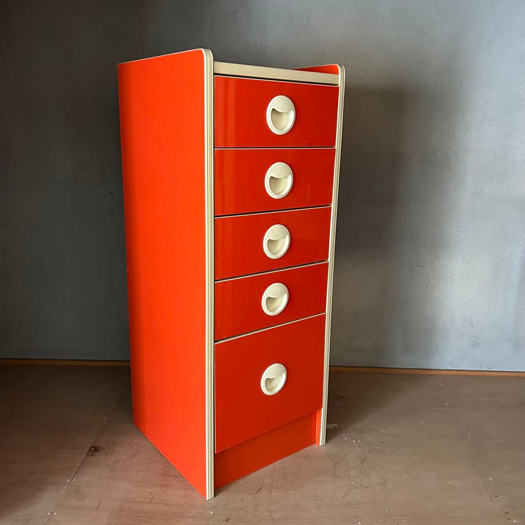 オレンジ色の5段チェスト