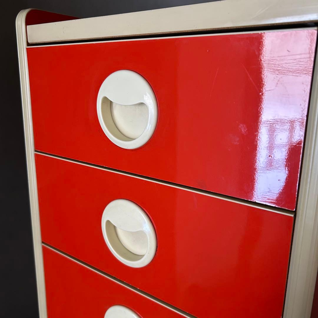 オレンジ色の5段チェスト