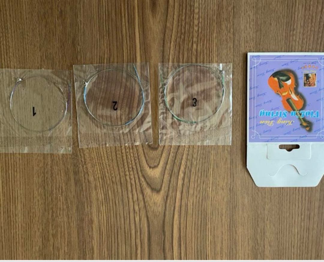 赤いバイオリン本体とアクセサリーセット