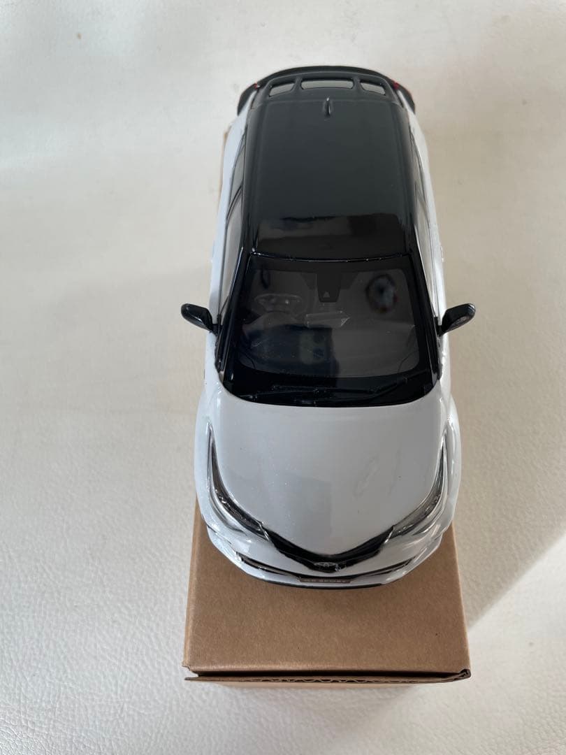 トヨタ C-HR GRスポーツ ⑦ 2NA 黒×ホワイトパールクリスタルシャイン