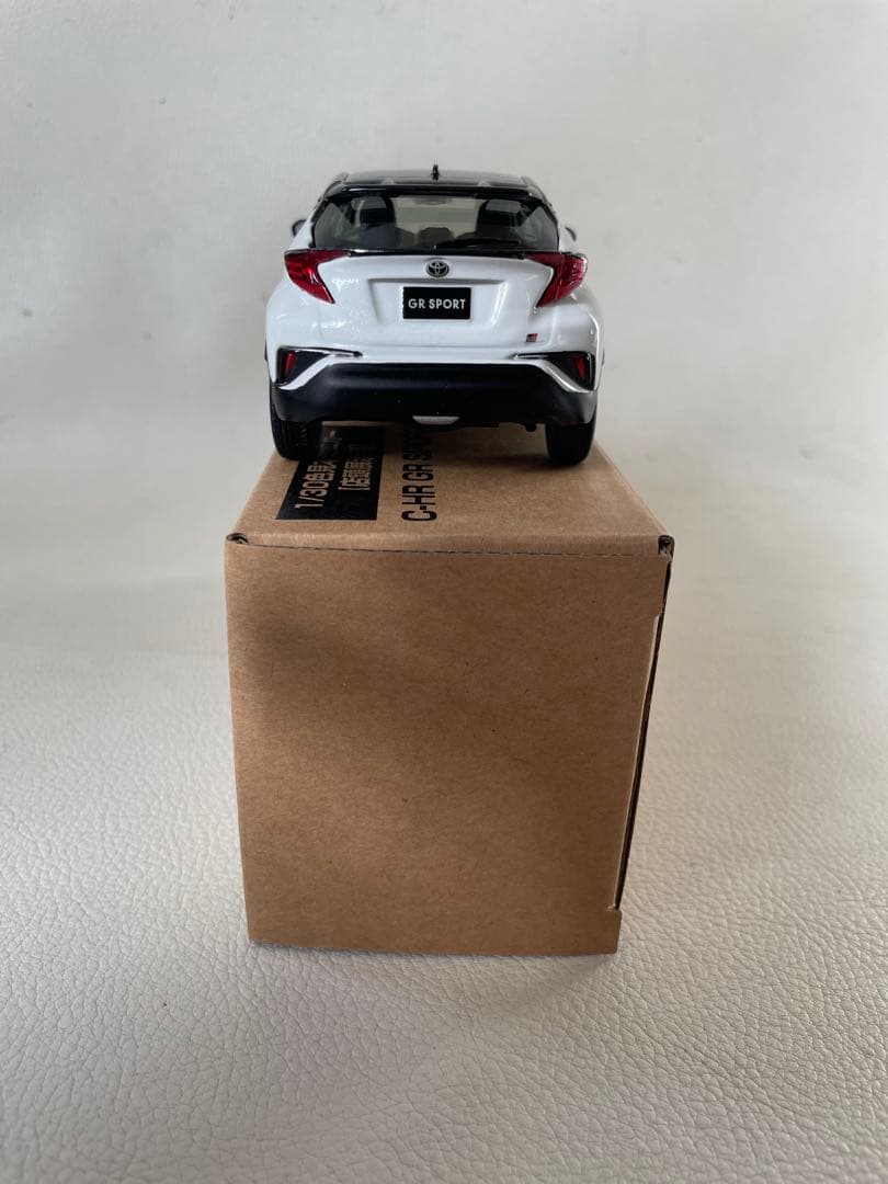 トヨタ C-HR GRスポーツ ⑦ 2NA 黒×ホワイトパールクリスタルシャイン