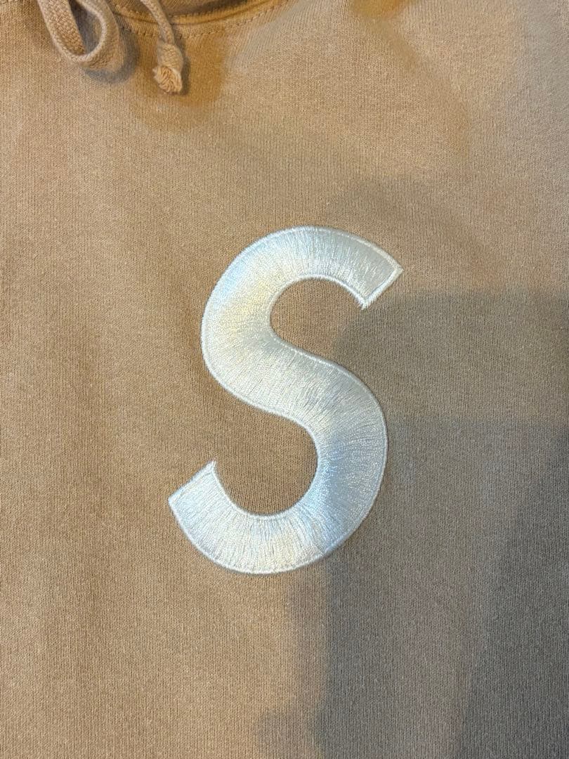 シュプリーム　Sロゴ　コムドット着用モデルカラー