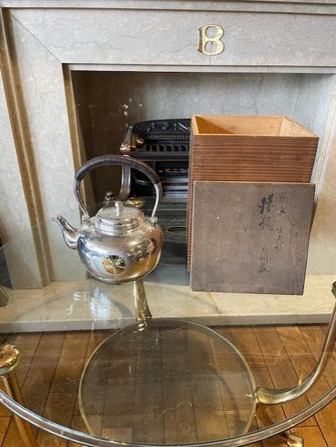 銀製 茶釜 花模様 木箱付き 銀製 茶釜 花模様 木箱付き 銀製 茶釜 花模様 木箱付き 美しい花