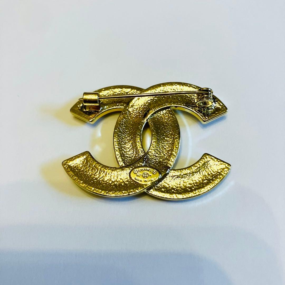 CHANEL CCロゴ チェーンクリスタルブローチ ノベルティ - メルカリ